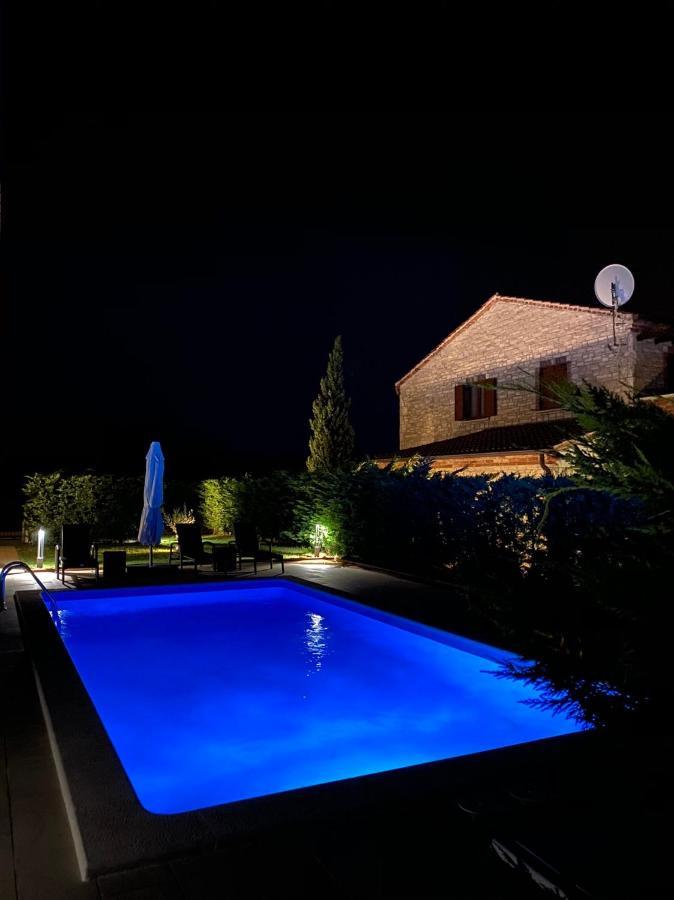 Villa Suzy With Heated Pool Svetvinčenat Extérieur photo