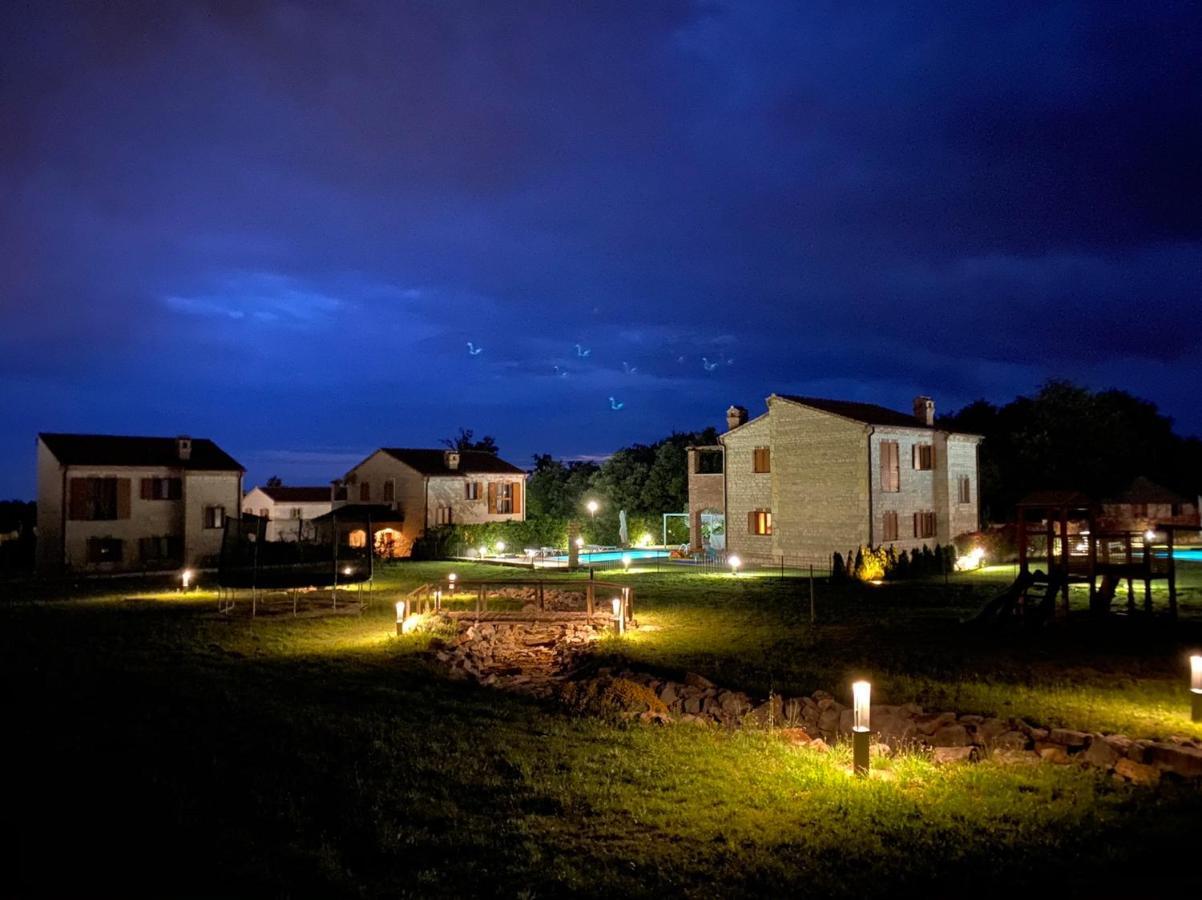 Villa Suzy With Heated Pool Svetvinčenat Extérieur photo